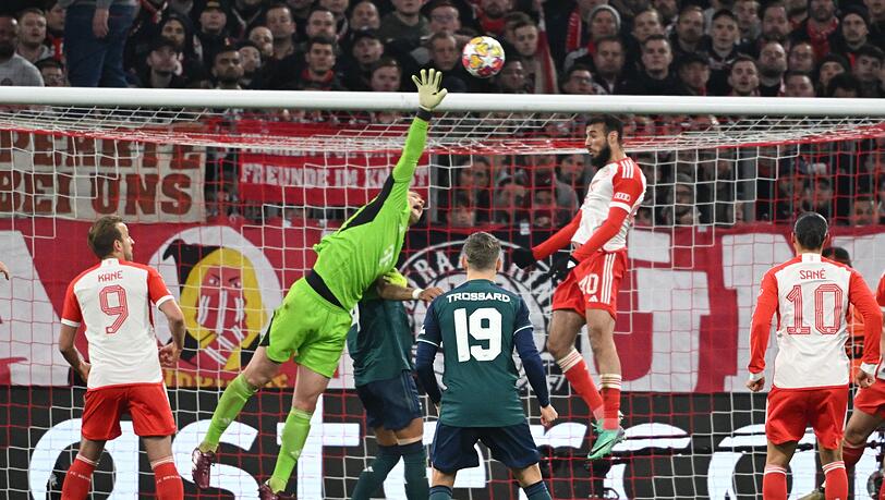 Bayerns Torhüter Manuel Neuer (2.v.r.) wehrt den Ball mit der Hand ab. Bayerns Torhüter Manuel Neuer (2.v.r.) wehrt den Ball mit der Hand ab.