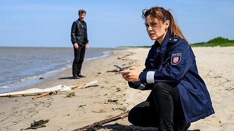 "Friesland: Sturmmöwen": Süher Özlügül (Sophie Dal, v.) dokumentiert die Überreste eines Segelbootes. "Friesland: Sturmmöwen": Süher Özlügül (Sophie Dal, v.) dokumentiert die Überreste eines Segelbootes.