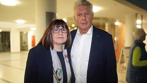 Dieter Reiter ist seit 2014 Münchner Oberbürgermeister. Diesmal muss wieder in die Stichwahl. Im KVR zeigt er sich mit seiner Frau Petra. Dieter Reiter ist seit 2014 Münchner Oberbürgermeister. Diesmal muss wieder in die Stichwahl. Im KVR zeigt er sich mit seiner Frau Petra.