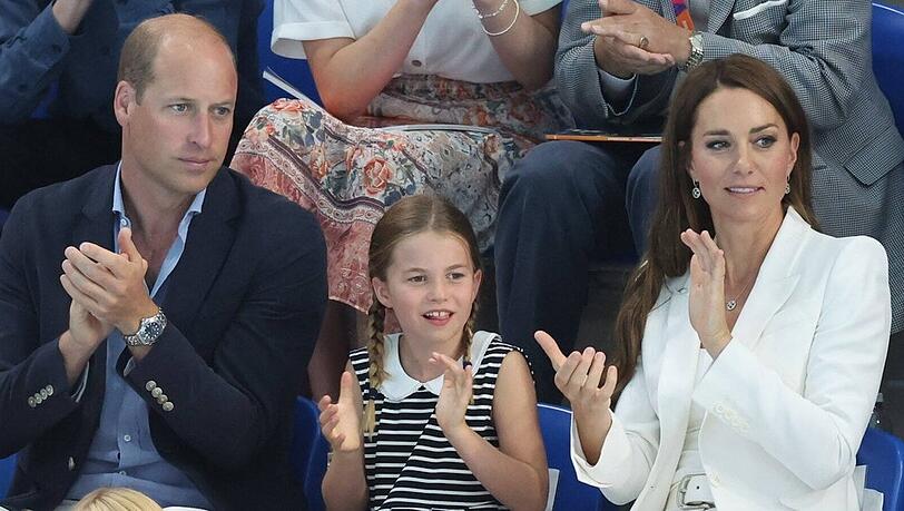 Prinz William, Prinzessin Charlotte und Herzogin Kate haben die Commonwealth Games im Schwimmen besucht. Prinz William, Prinzessin Charlotte und Herzogin Kate haben die Commonwealth Games im Schwimmen besucht.