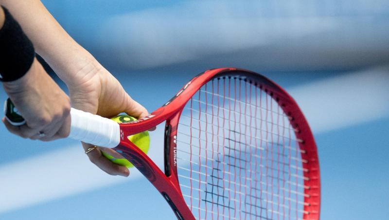 Ein Tennisschläger wird zum Aufschlag benutzt. Foto: Julian Stratenschulte/dpa/Archivbild Ein Tennisschläger wird zum Aufschlag benutzt. Foto: Julian Stratenschulte/dpa/Archivbild