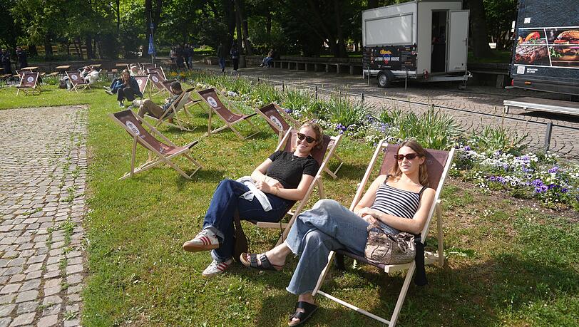 Sie finden's gemütlich im Liegestuhl: Teya und Luxe (v.l.) am Eröffnungstag im Kulturbiergarten Neptunbrunnen. Sie finden's gemütlich im Liegestuhl: Teya und Luxe (v.l.) am Eröffnungstag im Kulturbiergarten Neptunbrunnen.