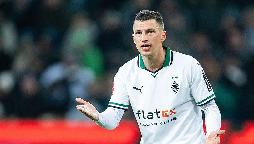 Gladbachs Stefan Lainer gab 178 Tage nach Veröffentlichung seiner Krebs-Diagnose sein Comeback in der Bundesliga. Gladbachs Stefan Lainer gab 178 Tage nach Veröffentlichung seiner Krebs-Diagnose sein Comeback in der Bundesliga.