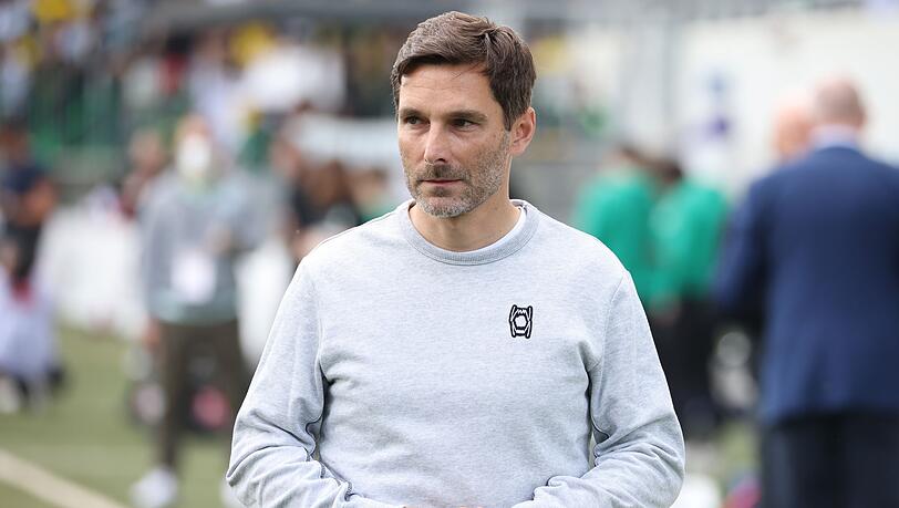 Der Fürther Trainer Stefan Leitl wird vor Spielbeginn offiziell verabschiedet. Der Fürther Trainer Stefan Leitl wird vor Spielbeginn offiziell verabschiedet.
