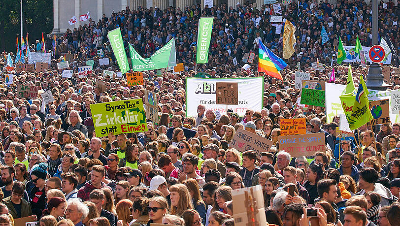 Der volle Königsplatz vor einem Jahr. Heuer wird deutlich kleiner protestiert. Der volle Königsplatz vor einem Jahr. Heuer wird deutlich kleiner protestiert.
