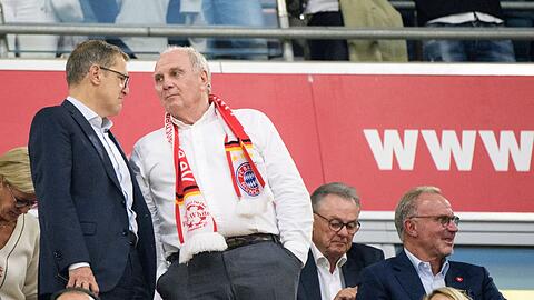 Jan-Christian Dreesen (l-r), Uli Hoeneß, Präsident des FC Bayern, und Karl-Heinz Rummenigge, vor dem Spiel auf der Tribüne. Jan-Christian Dreesen (l-r), Uli Hoeneß, Präsident des FC Bayern, und Karl-Heinz Rummenigge, vor dem Spiel auf der Tribüne.