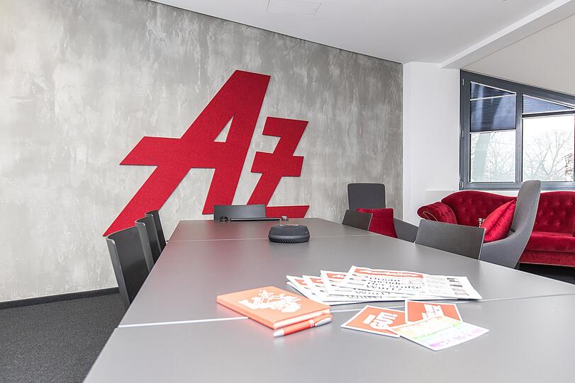 Konferenzraum: Modernes Ambiente mit roten Akzenten. Konferenzraum: Modernes Ambiente mit roten Akzenten.