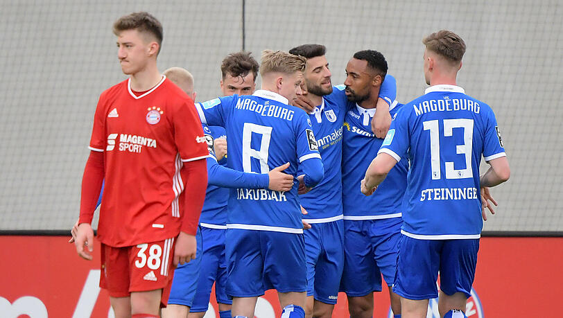 Freud und Leid: Während Bayern-Spieler Angelo Stiller (links) schlichtweg bedient ist, feiern die Akteure des 1. FC Magdeburg ihren zweiten Treffer und den Torschützen Jürgen Gjasula. Freud und Leid: Während Bayern-Spieler Angelo Stiller (links) schlichtweg bedient ist, feiern die Akteure des 1. FC Magdeburg ihren zweiten Treffer und den Torschützen Jürgen Gjasula.