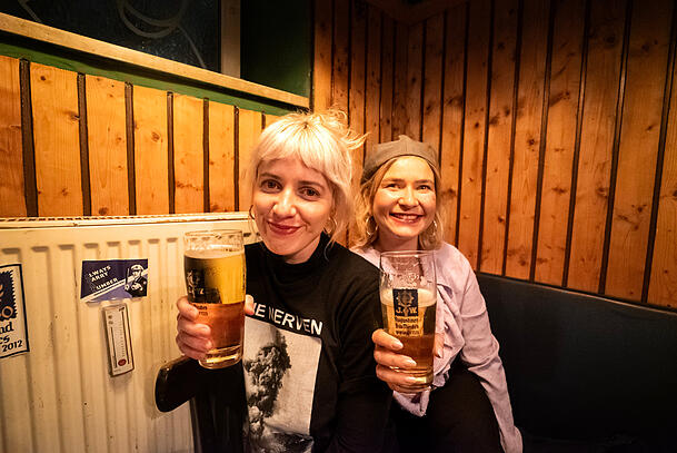 Im AZ-Podcast "Kindl der Nacht" sprechen Lisa (l.) und Franzi über ihre Erfahrungen als "Boaznengel" in den Stüberln Münchens. Im AZ-Podcast "Kindl der Nacht" sprechen Lisa (l.) und Franzi über ihre Erfahrungen als "Boaznengel" in den Stüberln Münchens.