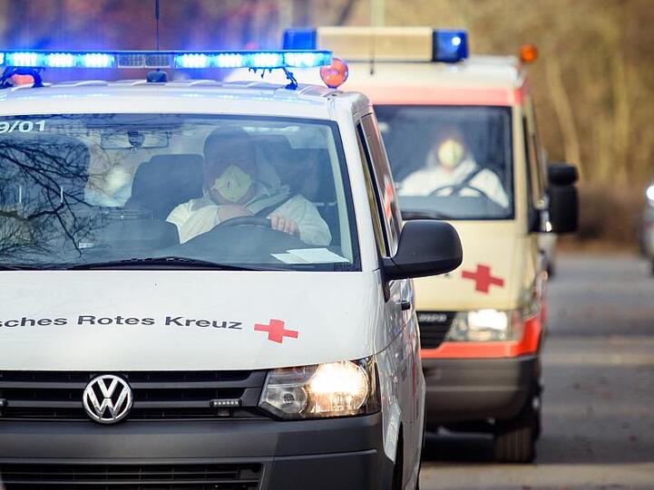 Fahrzeuge des Deutschen Roten Kreuzes fahren unter Polizeischutz auf das Gelände der DRK Kliniken Berlin-Köpenick.