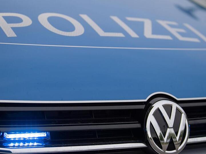 Ein Blaulicht leuchtet an einer Polizeistreife. Foto: Lino Mirgeler/dpa/Archiv