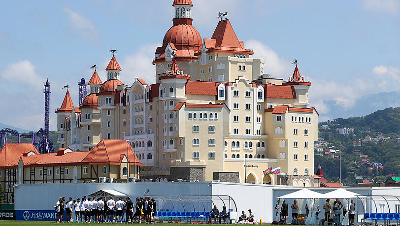 Vorbereitung auf Kamerun: Auf dem Platz vor dem Hotel Bogatyr in Sotschi findet das Aufwärmtraining der DFB-Elf statt. Vorbereitung auf Kamerun: Auf dem Platz vor dem Hotel Bogatyr in Sotschi findet das Aufwärmtraining der DFB-Elf statt.