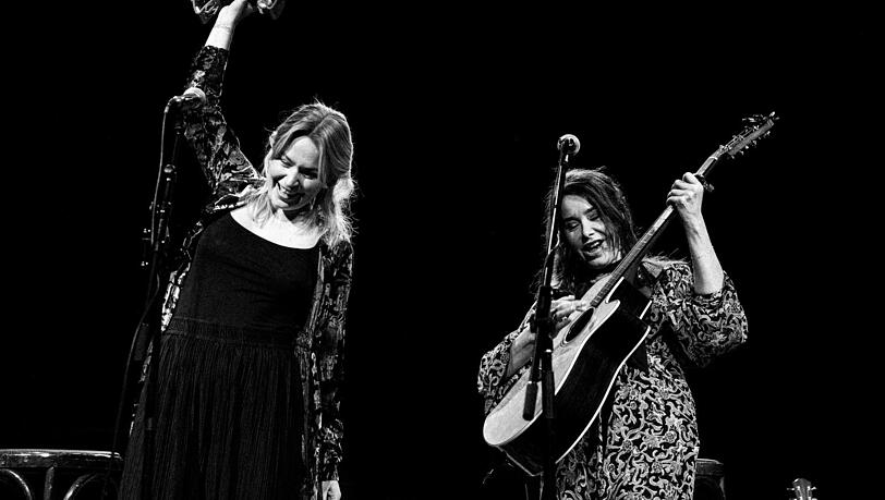 Vanessa Eckart (links) und Katharina Müller-Elmau spielen Simon & Garfunkel. Vanessa Eckart (links) und Katharina Müller-Elmau spielen Simon & Garfunkel.