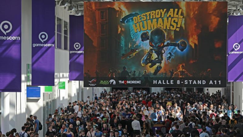Messebesucher gehen über die Computerspiele Messe "Gamescom". Messebesucher gehen über die Computerspiele Messe "Gamescom".