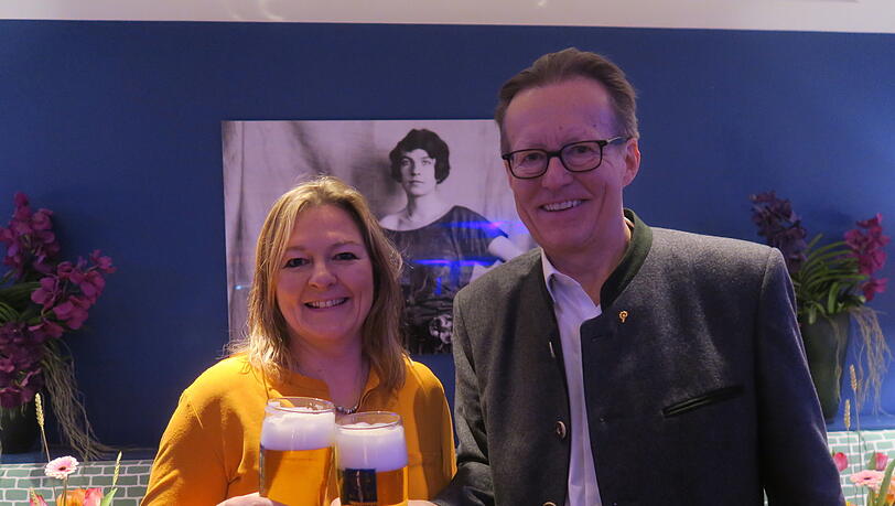 Ein Prost auf die Stiftungs-Gründerin Edith Haberland, die auf dem Bild im Hintergrund zu sehen ist. Vorne stoßen Wiesn-Stadträtin Anja Berger (Grüne) und Augustiner-Chef Martin Leibhard mit einem frisch gezapften Augustiner an. Ein Prost auf die Stiftungs-Gründerin Edith Haberland, die auf dem Bild im Hintergrund zu sehen ist. Vorne stoßen Wiesn-Stadträtin Anja Berger (Grüne) und Augustiner-Chef Martin Leibhard mit einem frisch gezapften Augustiner an.