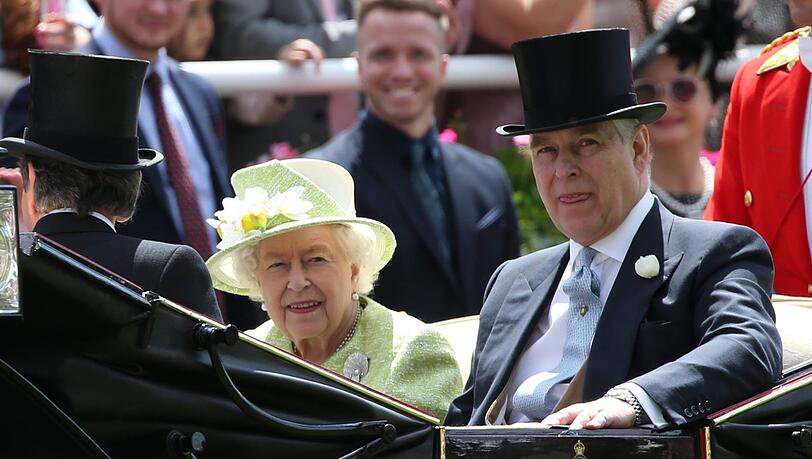 Königin Elisabeth II. mit ihrem Sohn Prinz Andrew. Königin Elisabeth II. mit ihrem Sohn Prinz Andrew.