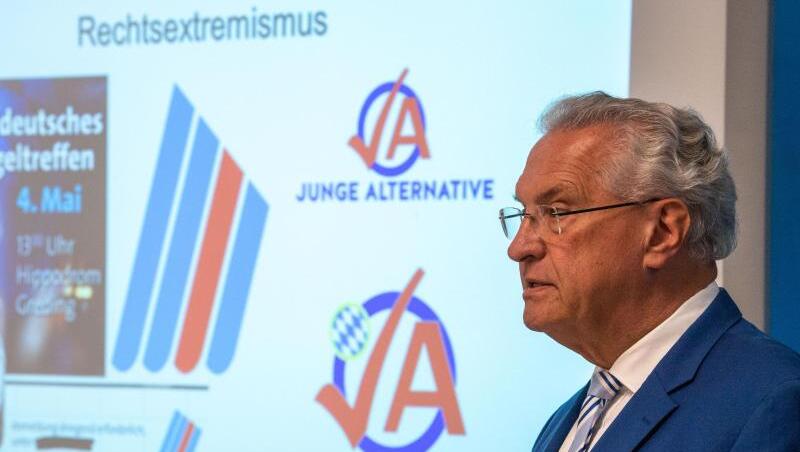 Joachim Herrmann stellt im Innenministerium von Bayern den Verfassungsschutzbericht vor. Foto: Lino Mirgeler Joachim Herrmann stellt im Innenministerium von Bayern den Verfassungsschutzbericht vor. Foto: Lino Mirgeler