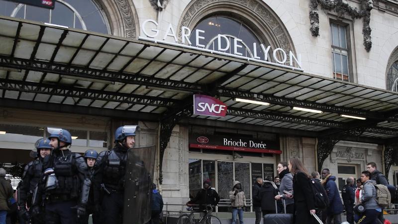 Reisende am Gare de Lyon, der während einer Demonstration der streikenden Eisenbahner von Polizisten bewacht wird. Reisende am Gare de Lyon, der während einer Demonstration der streikenden Eisenbahner von Polizisten bewacht wird.