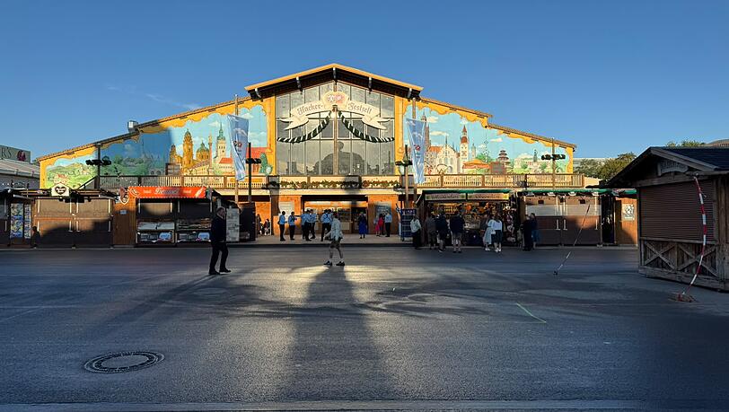 Morgenstimmung auf dem Wiesngelände kurz bevor das Oktoberfest losgeht. Morgenstimmung auf dem Wiesngelände kurz bevor das Oktoberfest losgeht.