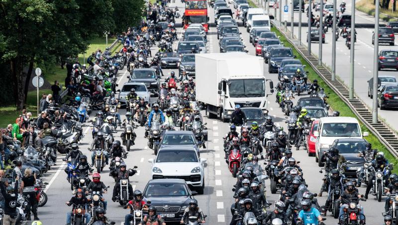 Motorradfahrer nehmen an einer Motorrad-Demo teil. Foto: Matthias Balk/dpa/Archivbild Motorradfahrer nehmen an einer Motorrad-Demo teil. Foto: Matthias Balk/dpa/Archivbild