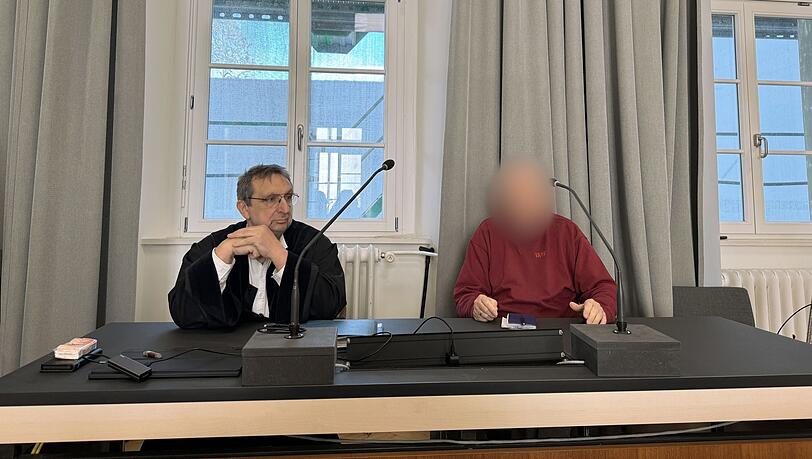 Der eifersüchtige Angeklagte tötete seine Frau, weil sie dachte, mit Mark Keller zu chatten. Der eifersüchtige Angeklagte tötete seine Frau, weil sie dachte, mit Mark Keller zu chatten.