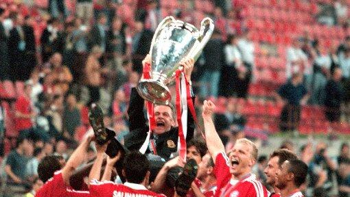Mai 2001: Der FC Bayern München feiert den Gewinn der Champions League. Mai 2001: Der FC Bayern München feiert den Gewinn der Champions League.