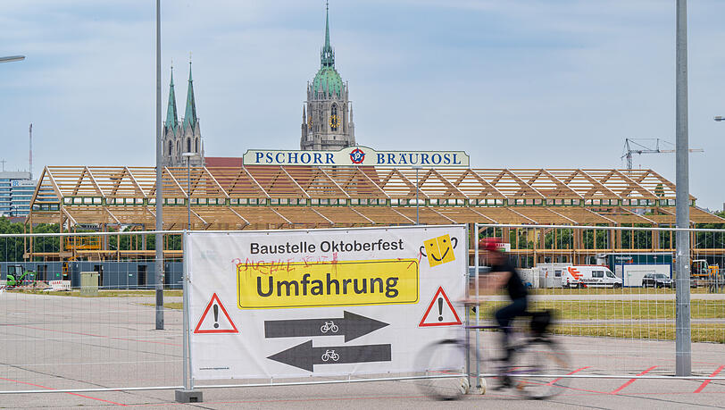 Ein Plakat mit der Aufschrift "Umfahrung" hängt zu Beginn des offiziellen Start zum Oktoberfest-Aufbau an einem Tor des ansonsten eingezäunten Wiesn-Gelände. Ein Plakat mit der Aufschrift "Umfahrung" hängt zu Beginn des offiziellen Start zum Oktoberfest-Aufbau an einem Tor des ansonsten eingezäunten Wiesn-Gelände.