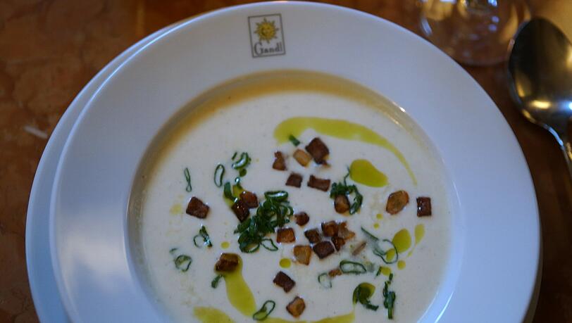 2. Gang: Die Vichyssoise, ein französischer Klassiker. 2. Gang: Die Vichyssoise, ein französischer Klassiker.