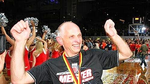 Der bisherige Höhepunkt seiner Karriere: Bambergs Double-Manager Wolfgang Heyder nach dem Final-Krimi gegen Frankfurt. Der bisherige Höhepunkt seiner Karriere: Bambergs Double-Manager Wolfgang Heyder nach dem Final-Krimi gegen Frankfurt.