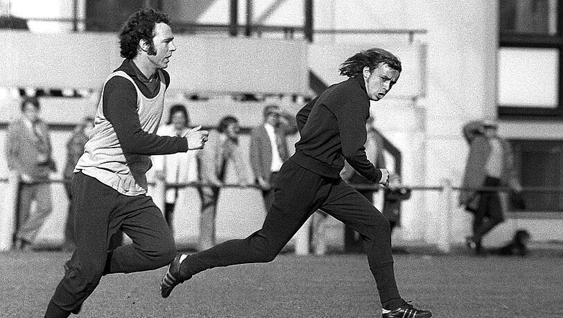 Franz Beckenbauer (li.) und Gernot Rohr (beide Bayern) beim Training. Franz Beckenbauer (li.) und Gernot Rohr (beide Bayern) beim Training.