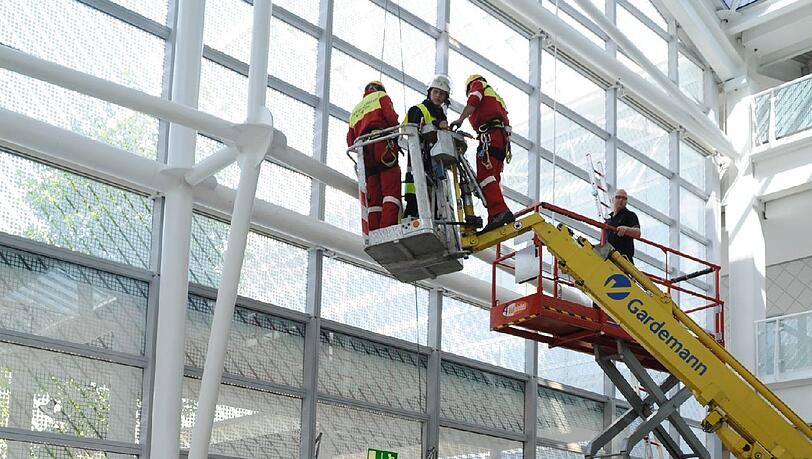 Der Notarzt und die Feuerwehr kümmerten sich um den Verletzten. Der Notarzt und die Feuerwehr kümmerten sich um den Verletzten.