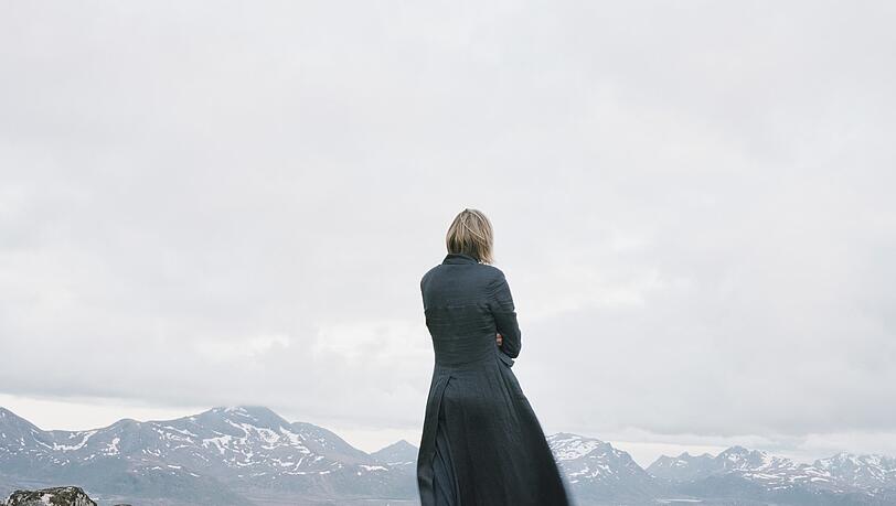 ELINA BROTHERUSElina Brotherus hat Friedrichs "Wanderer über dem Nebelmeer" dazu inspiriert, sich 2004 einfach mal selbst in die Landschaft zu stellen als: "Der Wanderer 2". Die Arbeit stammt aus der Serie The New Painting Giclée-Print auf Grundlage eines digitalisierten Negativs ELINA BROTHERUSElina Brotherus hat Friedrichs "Wanderer über dem Nebelmeer" dazu inspiriert, sich 2004 einfach mal selbst in die Landschaft zu stellen als: "Der Wanderer 2". Die Arbeit stammt aus der Serie The New Painting Giclée-Print auf Grundlage eines digitalisierten Negativs