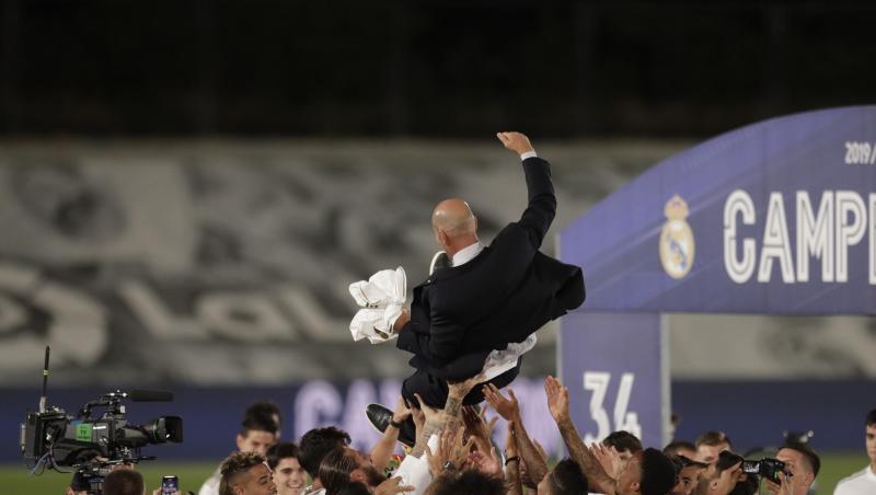 Die Real-Profis lassen Meister-Trainer Zinedine Zidane hoch leben. Die Real-Profis lassen Meister-Trainer Zinedine Zidane hoch leben.