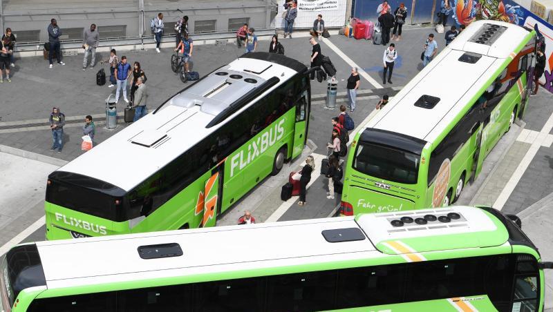 Busse des Unternehmens Flixbus stehen in Frankfurt am Main an einem Terminal. Busse des Unternehmens Flixbus stehen in Frankfurt am Main an einem Terminal.