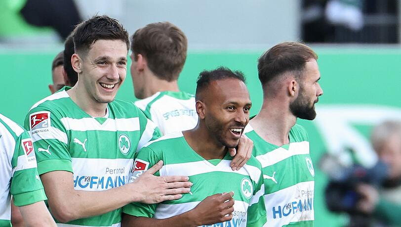 Der Fürther Julian Green (M) jubelt mit seinen Kollegen über seinen Treffer zum 1:0. Der Fürther Julian Green (M) jubelt mit seinen Kollegen über seinen Treffer zum 1:0.