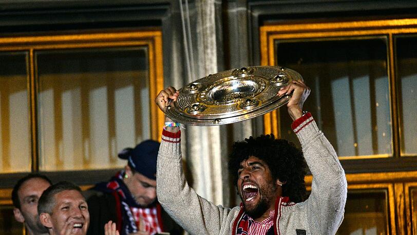 So sehen Sieger aus! Ausgelassen feiern die Bayern-Stars (hier Abwehrchef Dante) die früheste Meisterschaft der Geschichte. So sehen Sieger aus! Ausgelassen feiern die Bayern-Stars (hier Abwehrchef Dante) die früheste Meisterschaft der Geschichte.