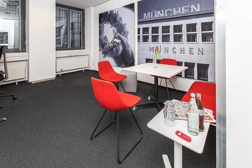 Fotografiert von unseren Mitarbeiter:innen: An den Wänden befinden sich eindrucksvolle Bilder aus München. Fotografiert von unseren Mitarbeiter:innen: An den Wänden befinden sich eindrucksvolle Bilder aus München.