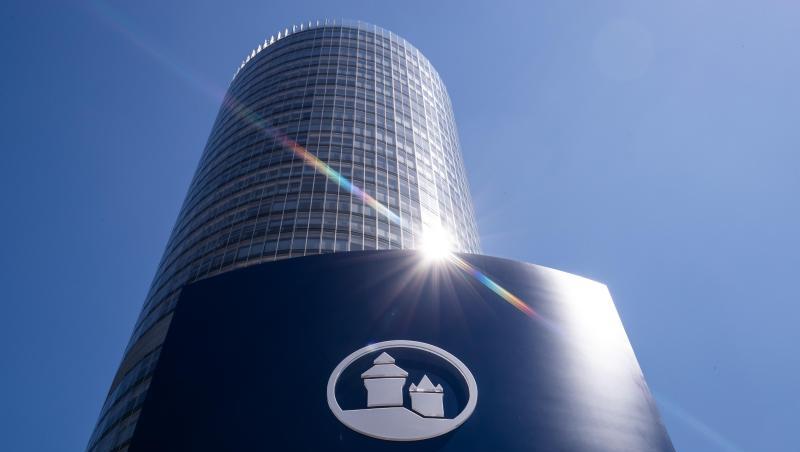Der Schriftzug der Nürnberger Versicherungsgruppe mit dem Logo des Unternehmens stehen auf einer Säule vor dem Firmensitz, dem 135 Meter hohen Business Tower. Foto: Daniel Karmann/dpa/Archivbild Der Schriftzug der Nürnberger Versicherungsgruppe mit dem Logo des Unternehmens stehen auf einer Säule vor dem Firmensitz, dem 135 Meter hohen Business Tower. Foto: Daniel Karmann/dpa/Archivbild