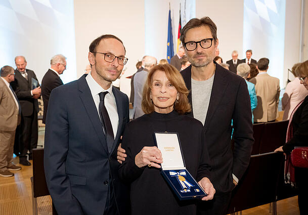 Senta Berger und ihre Söhne Luca (l.) und Simon Verhoeven bei der Verleihung des Bayerischen Verfassungsordens. Senta Berger und ihre Söhne Luca (l.) und Simon Verhoeven bei der Verleihung des Bayerischen Verfassungsordens.