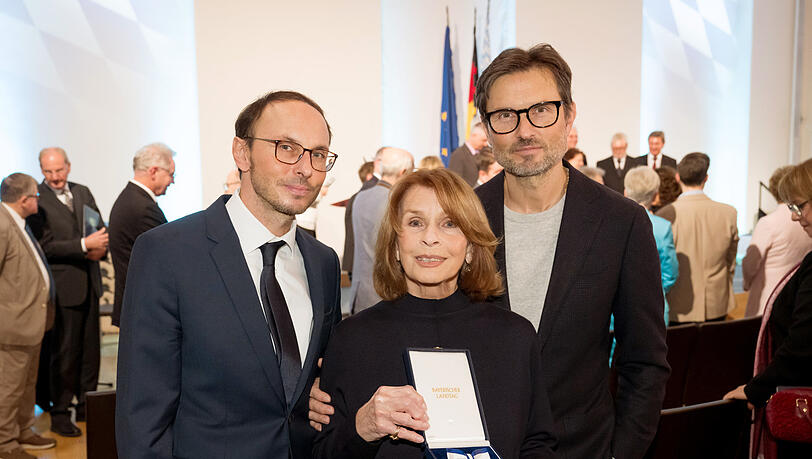 Senta Berger und ihre Söhne Luca (l.) und Simon Verhoeven bei der Verleihung des Bayerischen Verfassungsordens. Senta Berger und ihre Söhne Luca (l.) und Simon Verhoeven bei der Verleihung des Bayerischen Verfassungsordens.