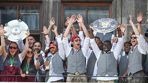 Am Sonntag werden die Herren und Frauen des FC Bayern München ihre Meistertitel bzw. das Double mit den Fans auf dem Marienplatz feiern. Am Sonntag werden die Herren und Frauen des FC Bayern München ihre Meistertitel bzw. das Double mit den Fans auf dem Marienplatz feiern.
