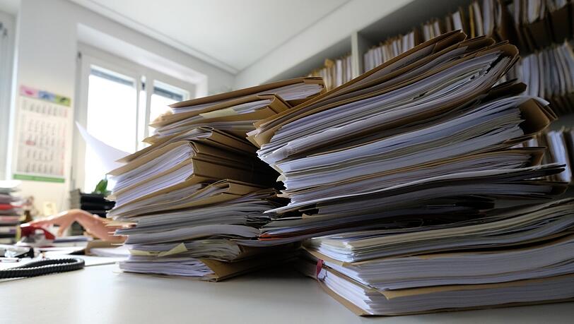 Akten liegen auf einem Tisch. Die Bürokratiebelastung in Deutschland hat in der Vergangenheit stetig zugenommen. Akten liegen auf einem Tisch. Die Bürokratiebelastung in Deutschland hat in der Vergangenheit stetig zugenommen.