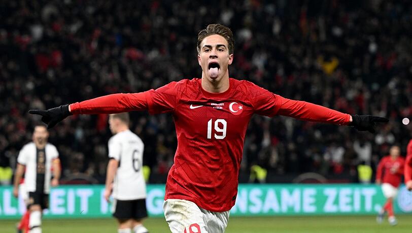 Fußball: Länderspiele, Deutschland - Türkei, Olympiastadion. Kenan Yildiz von der Türkei jubelt über sein Tor zum 1:2. Fußball: Länderspiele, Deutschland - Türkei, Olympiastadion. Kenan Yildiz von der Türkei jubelt über sein Tor zum 1:2.