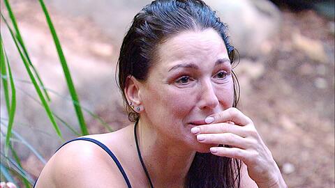 Simone Ballack gibt freiwillig ihre Kette ab. Simone Ballack gibt freiwillig ihre Kette ab.