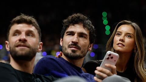 Thomas Müller (l.) mit Mats Hummels und Nicola Cavanis beim NBA-Spiel in Berlin. Thomas Müller (l.) mit Mats Hummels und Nicola Cavanis beim NBA-Spiel in Berlin.