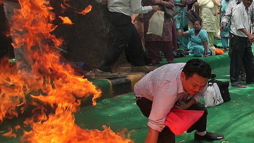 Auf einer Demonstration in Indien löscht ein Teilnehmer einen tibetischen Aktivisten, der sich selbst in Brand gesteckt hat. Auf einer Demonstration in Indien löscht ein Teilnehmer einen tibetischen Aktivisten, der sich selbst in Brand gesteckt hat.
