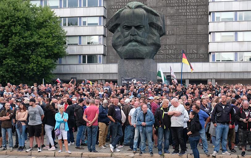 Chemnitz hat sich innerhalb von wenigen Stunden zum Pulverfass entwickelt. Nach dem gewaltsamen Tod eines 35-Jährigen marschierten innerhalb kürzester Zeit rechte Demonstranten auf - ihnen stellten sich am Montag linke Demonstranten gegenüber. Um ein unmittelbares Aufeinandertreffen zu verhindern, rückte die Polizei mit Hundertschaften an. Die Bilder aus Chemnitz.