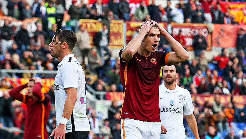 Fassungslos greift sich Roma-Spieler Edin Dzeko an den Kopf. Italiens Vizemeister verlor am Wochenende auch gegen Atalanta Bergamo. Fassungslos greift sich Roma-Spieler Edin Dzeko an den Kopf. Italiens Vizemeister verlor am Wochenende auch gegen Atalanta Bergamo.