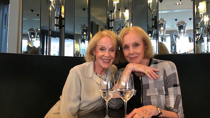 Gute Laune im Doppelpack: Ellen (l.) und Alice Kessler im Münchner Restaurant Les Deux kurz vor ihrem Geburtstag.