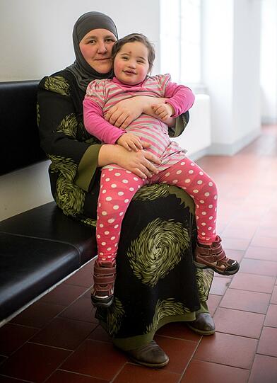 Ihre Eltern brachte die kleine Jasmina heute mit ins Gericht.